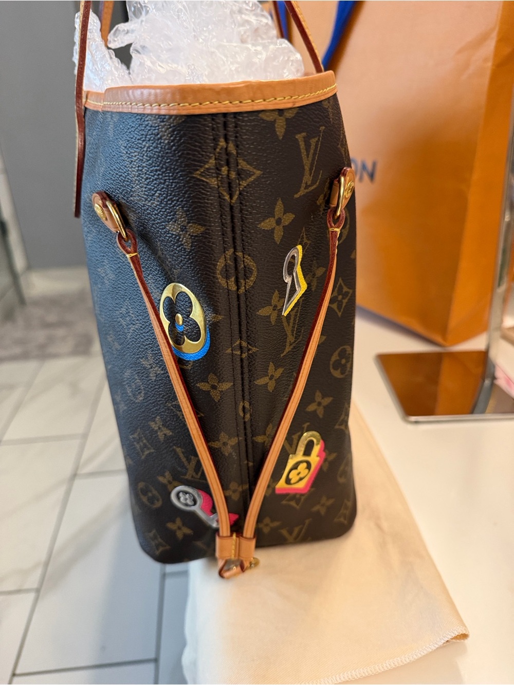 Louis Vuitton Neverfull MM : Limited Edition Love Lock 🥰♥️ - Picture 3 of 15